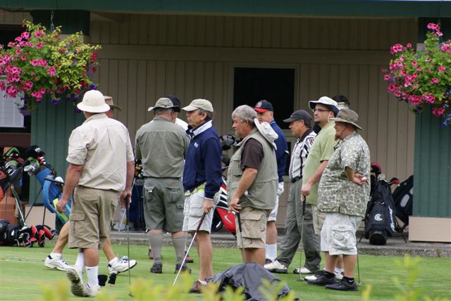 gal/2008_gallery/Studying the putters.jpg